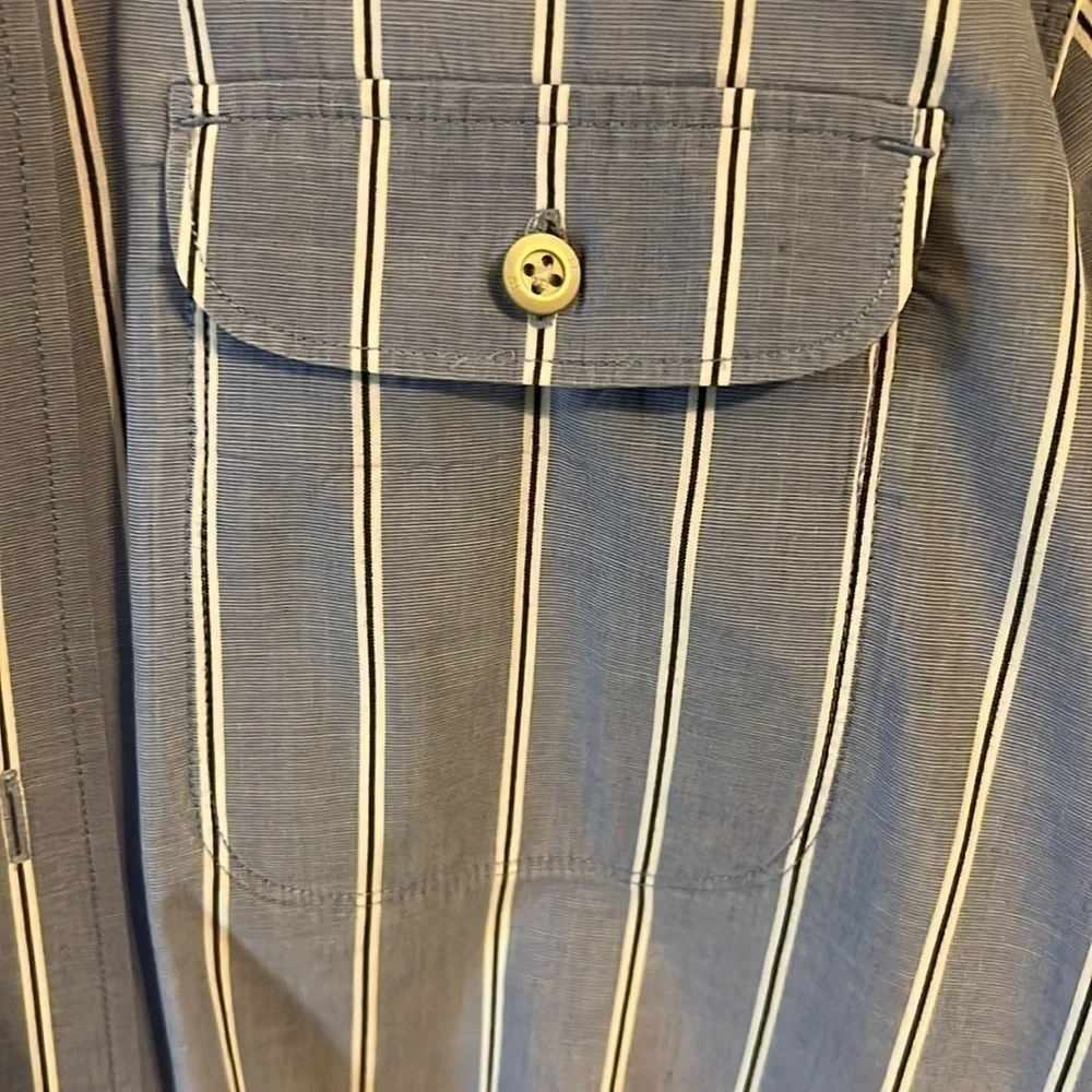 BANANA REPUBLIC Men’s Medium Button up long sleeve blue striped shirt.